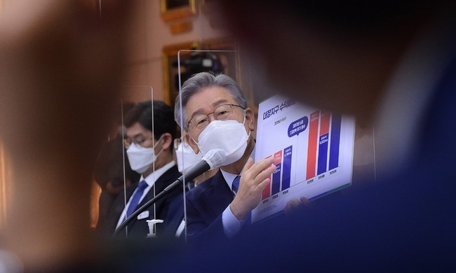 더불어민주당 대선 후보인 이재명 경기지사가 지난 18일 경기도청에서 열린 국회 행정안전위원회의 경기도에 대한 국정감사에서 의원 질의에 답변하고 있다.