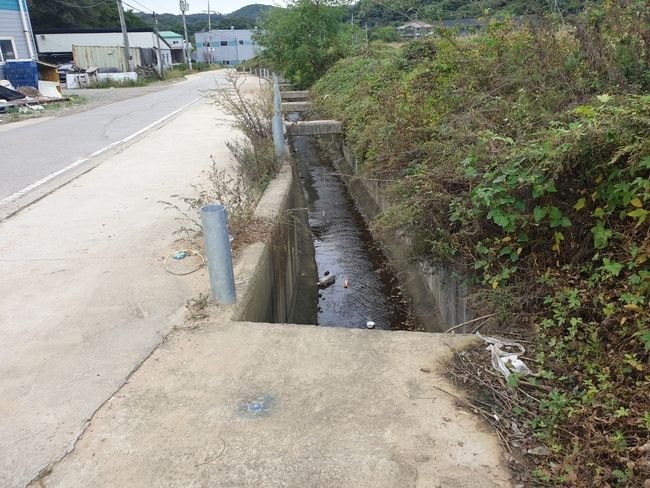 평택시 도일동 한옥마을 입구 도로(1017번지 180m) 확장공사가 착공 4년이 되도록 공사가 마무리 되지 않아 겨울철 안전사고 등을 우려한 주민들의 원성이 들끓고 있다. (사진=서태호 기자)