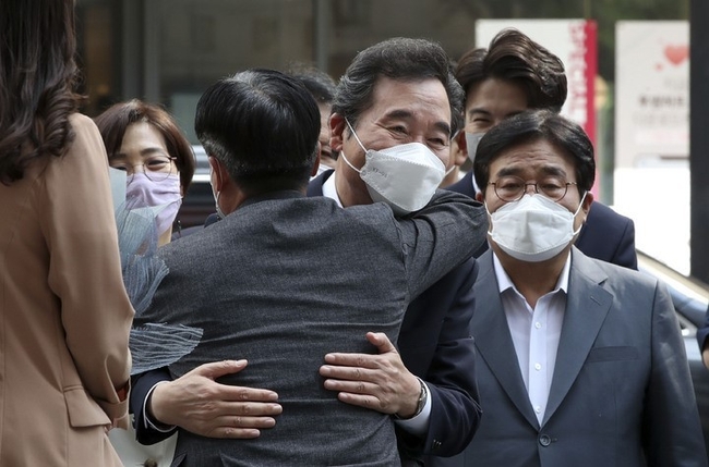 국회사진기자단 = 이낙연 전 더불어민주당 대표가 14일 오후 서울 여의도 대산빌딩에서 열린 필연캠프 해단식에 참석하며 지지자들과 포옹을 하고 있다.