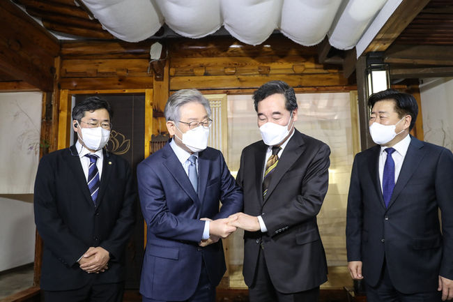 이재명 더불어민주당 대선주자와 이낙연 전 대표는 24일 서울 종로구 안국동 한 찻집에서 회동을 가졌다. (사진 = 이낙연 측 제공)