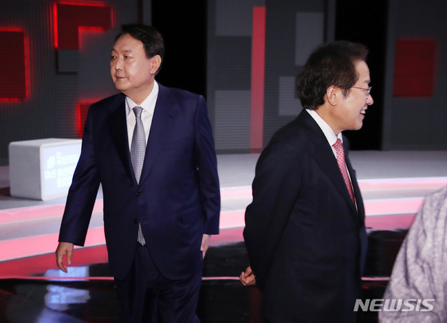 홍준표, 윤석열 국민의힘 대선 예비후보들이 15일 서울 상암동 MBC 사옥에서 열린 1대1 맞수토론 준비를 하고 있다.(사진=뉴시스 제공)