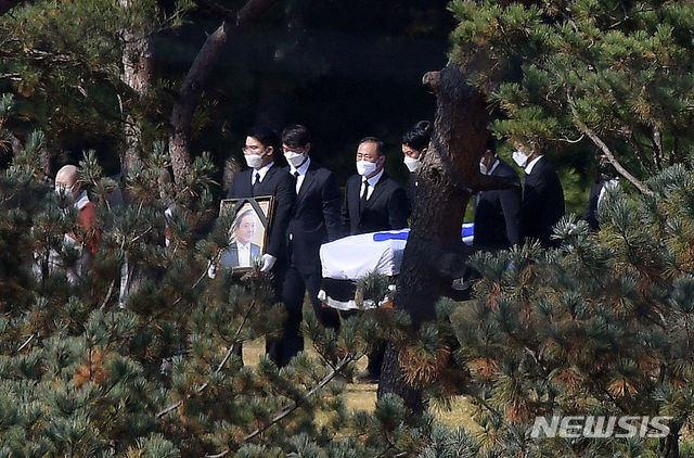 고 이건희 삼성그룹 회장 발인이 엄수된 28일 경기 수원시에 위치한 가족 선영으로 이 회장의 영정과 관이 도착하고 있다. (사진=뉴시스 제공)