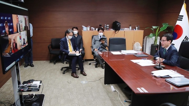 여한구 산업통상자원부 통상교섭본부장이 21일 오후 서울 중구 대한상공회의소 영상회의실에서 미국, 호주, 영국, 싱가포르 국가별 포괄적·점진적 환태평양동반자협정(CPTPP) 전문가와 ‘CPTPP의 현재와 미래, 그리고 한국의 역할’이라는 주제로 CPTPP 글로벌 전문가 간담회를 화상으로 주재하며 아·태지역 통상환경 점검과 한국의 대응 방안 등을 논의하고 있다. (사진=산업통상자원부 제공)