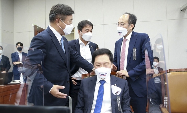 26일 서울 여의도 국회에서 열린 운영위원회의 대통령비서실, 국가안보실, 대통령경호처 국정감사가 국민의힘 의원들이 착용한 대장동 특검 수용 촉구 마스크, 근조 리본을 놓고 정회된 후 윤호중 위원장과 한병도, 추경호 여야 간사, 김기현 국민의힘 원내대표가 대화하고 있다. (사진=뉴시스 제공)