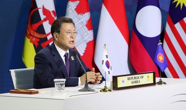 문재인 대통령이 26일 청와대 충무실에서 열린 제22차 한-아세안 화상 정상회의에서 발언하고 있다.(사진=뉴시스 제공)