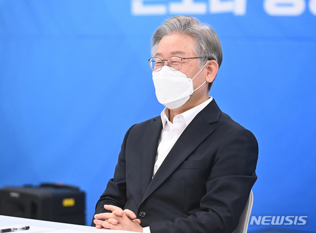 더불어민주당 이재명 대선 후보가 26일 오후 경기도 성남시의료원을 방문해 간담회에 앞서 미소짓고 있다. (사진/뉴시스)