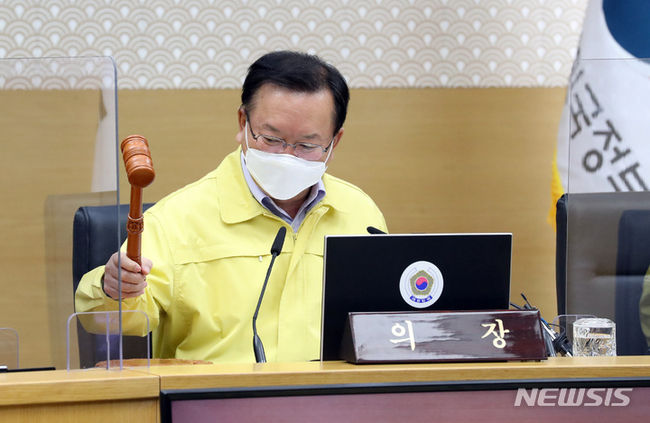 김부겸 국무총리가 19일 오전 정부세종청사에서 열린 국무회의에서 회의를 시작을 알리고 있다. (사진/뉴시스)