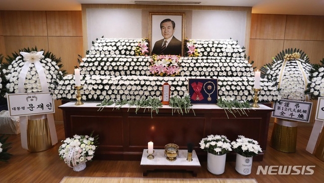 27일 서울 종로구 서울대학교병원 장례식장에 마련된 노태우 전 대통령 빈소에 문재인 대통령 명의와 전두환 전 대통령 명의의 근조화환이 놓여 있다. (사진=뉴시스 제공)
