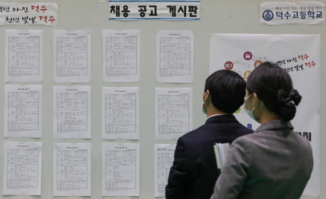 26일 오후 서울 성동구 덕수고등학교에서 열린 '덕수고 동문기업 취업박람회'에서 학생들이 면접을 보고 있다. 올해로 세 번째를 맞는 이번 박람회엔 국내 15개 기업이 참여한다. (사진=뉴시스 제공)