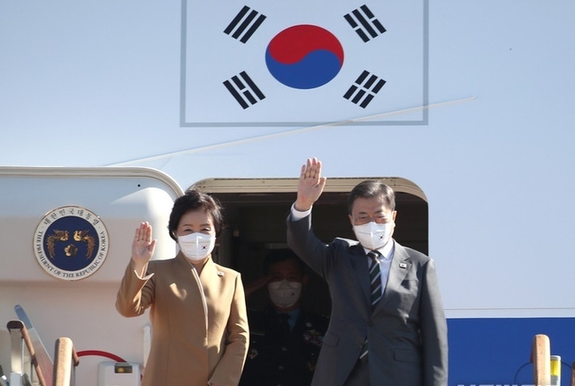 주요 20개국(G20) 정상회의 참석 등 7박9일간의 유럽 순방을 위해 출국하는 문재인 대통령과 부인 김정숙 여사가 28일 오전 경기 성남시 서울공항에서 공군1호기에 올라 환송인사들에게 손을 흔들고 있다. (사진=뉴시스 제공)