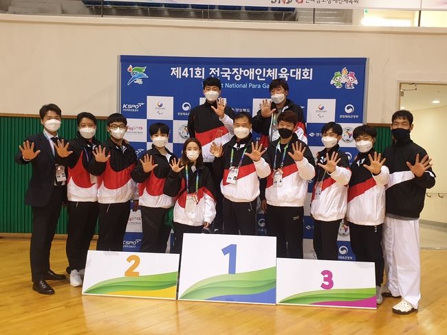 서울시 대표 출전 선수단이 종합우승을 기념해 사진 촬영을 하고 있다