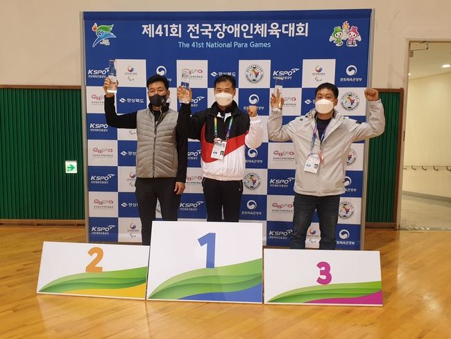 서울시 대표 이경석 감독이 종합 1위 시상을 하고 있다