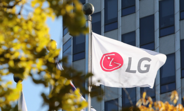 LG전자가 3분기 매출액을 발표한 28일 서울 영등포구 여의도 LG트윈타워에 깃발이 펄럭이고 있다. 이날 LG전자는 3분기 기준 매출액이 18조7867억원으로 집계돼, 분기 사상 역대 최고 매출을 기록했다고 밝혔다.