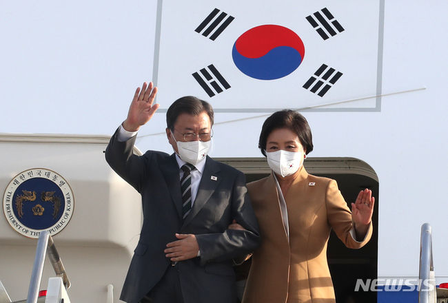 주요 20개국(G20) 정상회의 참석 등 7박9일간의 유럽 순방을 위해 로마를 방문한 문재인 대통령과 부인 김정숙 여사가 28일(현지시각) 이탈리아 로마 피우미치노 국제공항에 도착해 환영인사들에게 손을 들어 인사하고 있다.(사진=뉴시스 제공)