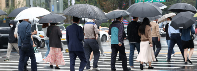 토요일인 30일은 전국에 구름이 많겠고 중부지방은 오후부터 흐려지겠다. 경기북서부와 충남북부서해안, 제주도산지에는 한때 빗방울이 떨어질 전망이다.