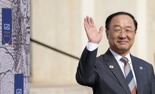 주요 20개국(G20) 보건·재무 장관들이 오는 2022년 중반까지 전 세계 코로나19 백신 접종률 70% 달성을 목표로 공동 협력하기로 했다.