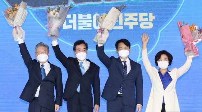 국회사진기자단 = 더불어민주당 제20대 대통령 후보에 선출된 이재명 후보가 10일 서울 송파구 올림픽공원 핸드볼경기장에서 열린 서울 합동연설회에서 송영길 대표, 이낙연, 박용진, 추미애 후보와 포즈를 취하고 있다.