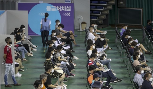 고등학교 3학년과 교직원 대상으로 코로나19 화이자 백신 예방접종이 시작된 지난 7월19일 오후 경기 부천시 부천체육관에 마련된 예방접종센터에서 고3 학생들이 화이자 백신 예방접종을 마친 뒤 이상반응 모니터링을 하고 있다.