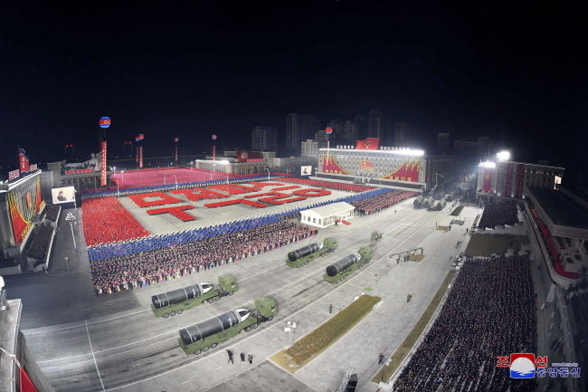 북한 조선중앙통신이 제공한 사진에 1월14일 평양 김일성 광장에서 제8차 당대회 기념 야간 열병식이 열려 군사 퍼레이드가 펼쳐지고 있다. 김정은 노동당 총비서가 참석한 가운데 열린 이번 열병식에는 신형 잠수함발사탄도미사일 SLBM 등 전략·전술 무기들이 등장했다.