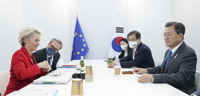 문재인 대통령과 우르줄라 폰데어라이엔 EU 집행위원장이 30일(현지시간) 이탈리아 로마 누볼라 컨벤션 양자회담장에서 한-EU 정상회담을 하고 있다.