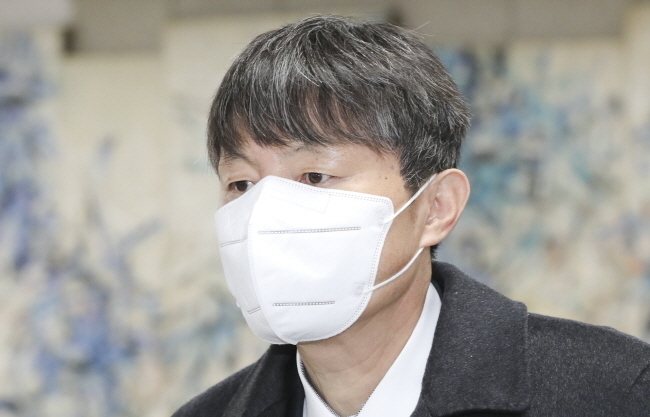 유재수 전 부산시 경제부시장이 3월24일 서초구 서울고등법원에서 열린 '금융업계 관계자 등에 뇌물수수' 관련 항소심 1차 공판에 출석하고 있다. 