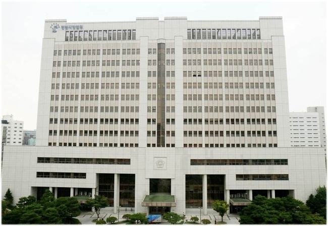 도축시설에서 전기가 흐르는 쇠꼬챙이를 개의 주둥이에 강제로 집어넣어 감전시키는 방법 등으로 개 60여 마리를 죽인 60대에게 벌금형을 선고됐다.