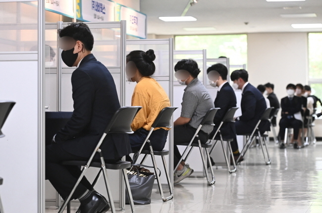 고용노동부는 하반기 채용 시기를 맞아 공정한 채용 문화 조성을 위해 다음 달 26일까지 '채용절차법 위반 집중 신고기간'을 운영한다고 31일 밝혔다.