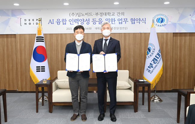 장영수 총장(오른쪽)과 최우식 대표(왼쪽)가 협약을 맺고 기념촬영하고 있다.
