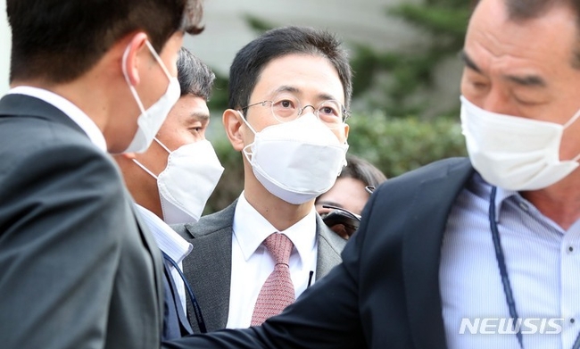 고발사주 의혹 사건의 핵심 당사자로 지목돼 공수처에 사전구속영장이 청구된 손준성 검사(전 대검찰청 수사정보정책관)가 지난달 26일 오전 서울 서초구 서울중앙지법에서 열린 구속 전 피의자 심문(영장실질심사)을 마친 후 법정을 나서고 있다. (사진=뉴시스 제공)