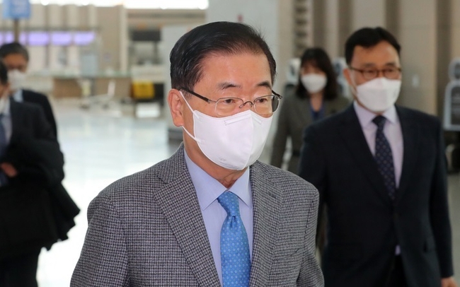 러시아 외교장관과 회담하는 정의용 외교부 장관이 10월26일 오전 인천국제공항을 통해 출국하고 있다. (사진=뉴시스 제공)
