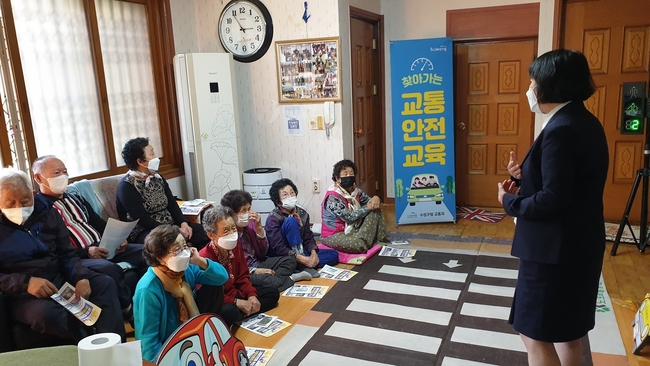 대구 수성구(구청장 김대권)는 지난 10월 20일 지산무학경로당에서 어르신들을 대상으로 찾아가는 교통안전교육을 진행하고 있다.