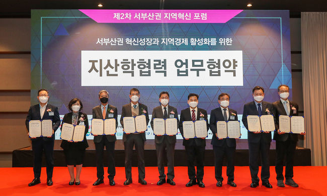 동아대 LINC+사업단 등 주관으로 지난달 29일 부산 강서구 명지동 신라스테이 서부산에서 열린 ‘제2차 서부산권 지역혁신 포럼’에서 진행된 지산학협력 업무협약.