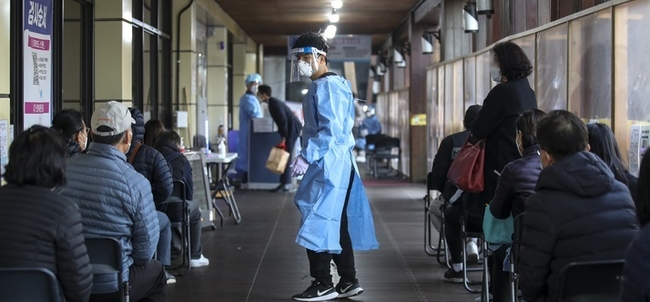  0시 기준 국내 코로나19 확진자가 1589명으로 집계된 2일 오전 서울 송파구보건소 코로나19 선별진료소를 찾은 시민들이 코로나19 검사를 받기 위해 줄 서 있다.(사진=뉴시스 제공)