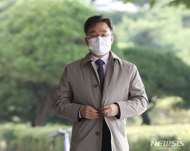 '대장동 의혹'으로 재소환된 화천대유 대주주 김만배 씨가 지난 21일 오전 서울 서초동 서울중앙지방검찰청에 출석하고 있다.(사진=뉴시스 제공)