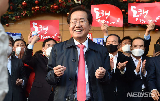 홍준표 국민의힘 대선 경선 후보가 1일 오후 민생탐방을 위해 대구 중구 서문시장을 찾아 지지자들에게 인사말을 하고 있다.(사진=뉴시스 제공)