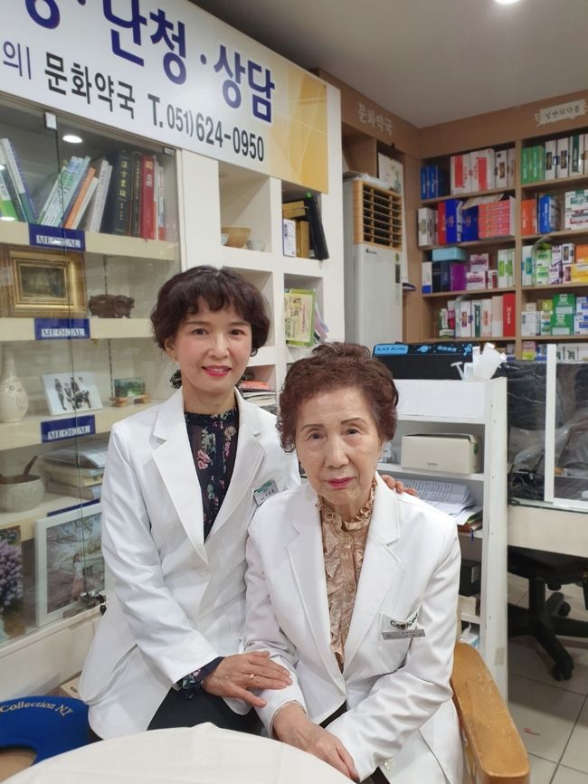 이화여대 약대 동문인 모녀 약사 김현좌 약사와 이준희 약사(左)가 함께 포즈를 취했다.