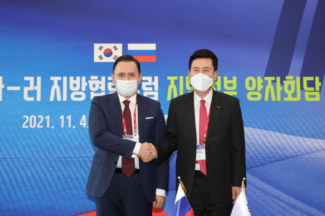 왼쪽부터 ‘바실리 그루데프’ 사할린주 투자정책부장관, 이강덕 포항시장 