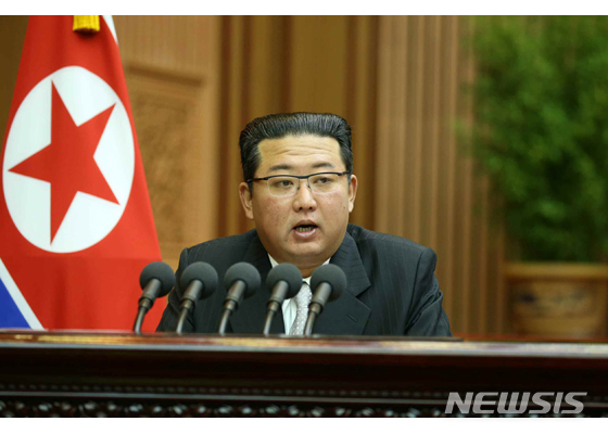 30일 북한 조선노동당 기관지 노동신문은 김정은 당 총비서 겸 국무위원장이 지난 29일 최고인민회의 14기 5차 회의 2일차 회의에서 '사회주의 건설의 새로운 발전을 위한 당면 투쟁 방향에 대해' 시정연설을 했다고 보도했다. (사진=노동신문 갈무리 제공)<br>

