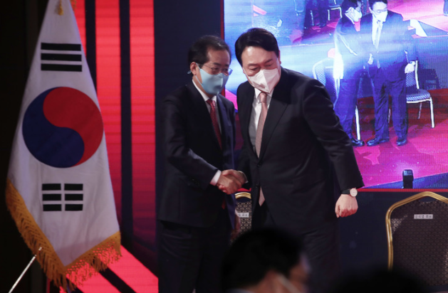 윤석열 국민의힘 대선 경선 후보가 5일 오후 서울 용산구 백범김구기념관에서 열린 제2차 전당대회에서 당 대선 후보에 최종 선출된 후 홍준표 후보의 축하를 받고 있다.(사진=뉴시스 제공)