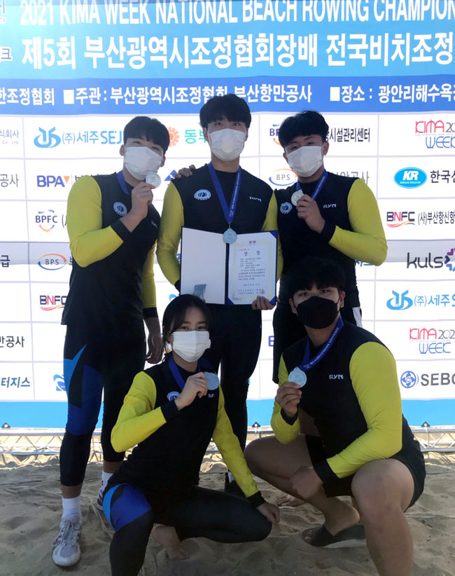 부경대 조정부 학생들이 시상식 후 기념촬영하고 있다.
