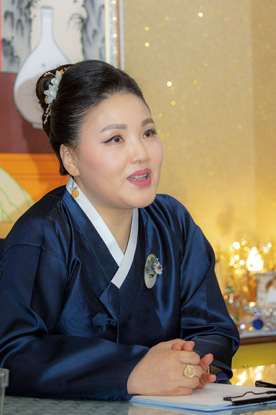 기자에게 담담히 자신의 삶을 이야기하고 있는 김문정 글문도사. 