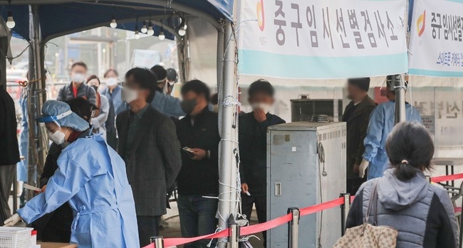 지난 5일 오전 서울 중구 서울역 광장 임시선별검사소에서 시민들이 검사를 받기 위해 대기하고 있다.
