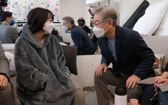 이재명 더불어민주당 대선후보가 6일 오전 서울 동대문구에 위치한 ‘장안생활’을 방문해 공유빨래 공간에서 청년과 대화를 나누고 있다. 장안생활은 1인 가구 청년들이 거주하며 작업도 할 수 있는 '코워킹·코리빙' 공간이다.