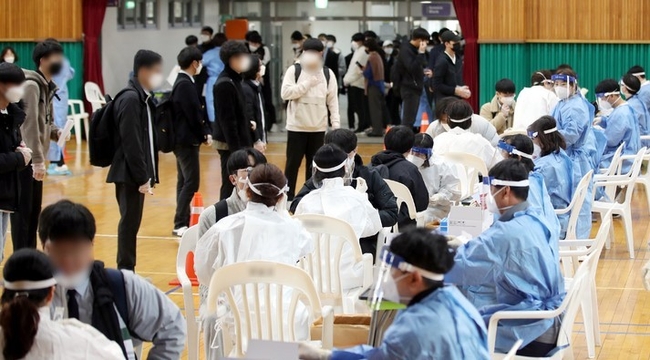  지난 2일 오전 광주 서구 모 고등학교 강당에서 방역당국이 코로나19 전수검사를 하고 있다.