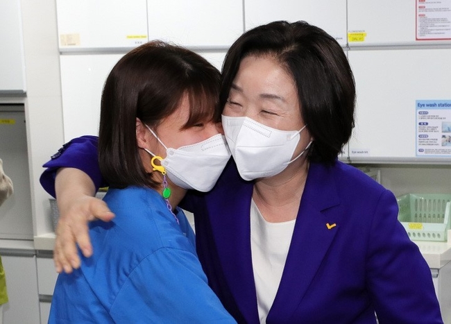 국회사진기자단 = 심상정 정의당 대선 후보가 5일 서울 중구 국립중앙의료원 감염격리병동을 찾아 간호사들을 격려하고 있다.