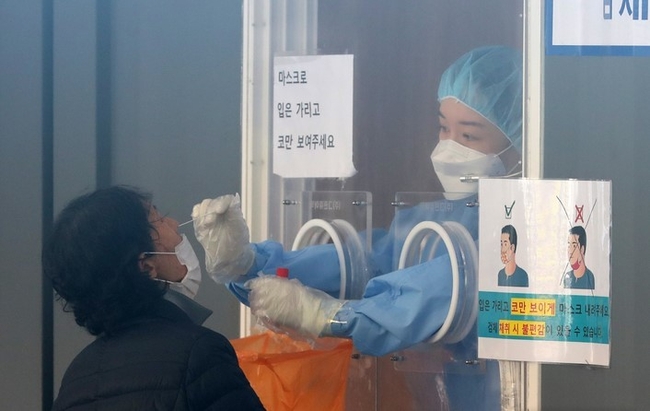 단계적 일상회복(위드 코로나) 1단계 시행 뒤 첫 휴일인 7일 오전 서울 중구 서울역 광장에 마련된 코로나19 임시선별검사소에서 한 시민이 검사를 받고 있다.