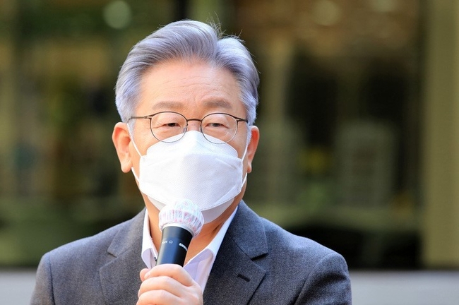 국회사진기자단 = 이재명 더불어민주당 대선 후보가 7일 서울 강서구 공립 지적장애 특수학교인 서진학교를 방문해 학부모와 간담회를 하고 있다.
