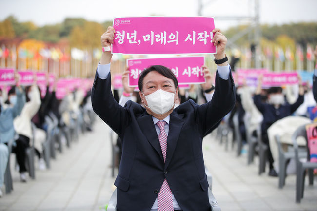 윤석열 국민의힘 대선 후보가 6일 서울 송파구 올림픽공원 평화의광장에서 열린 제5회 대한민국 청년의 날 기념식에서 '청년, 미래의 시작' 손 피켓을 들어 보이고 있다. (사진=윤석열 캠프 제공)