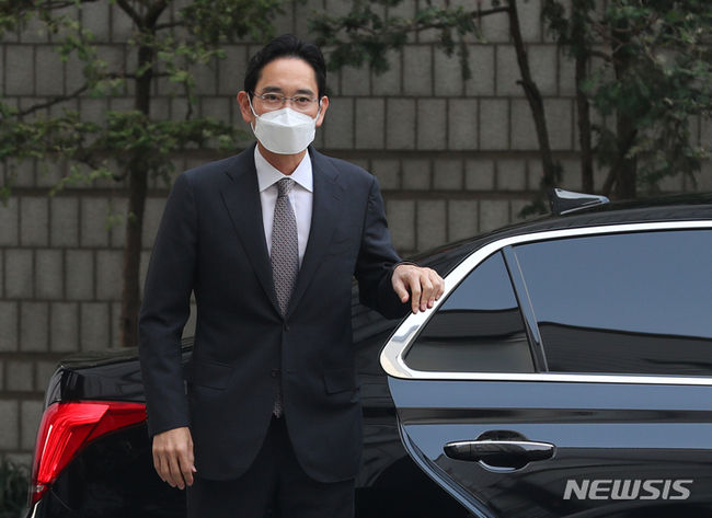 이재용 삼성전자 부회장이 4일 오전 서울 서초구 서울중앙지방법원에서 열린 삼성 부당합병 의혹 관련 21차 공판에 출석하고 있다. (사진=뉴시스 제공)