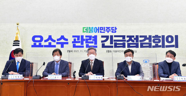 더불어민주당 이재명 대선 후보가 7일 서울 여의도 국회에서 열린 요소수 관련 긴급점검회의에서 발언하고 있다. (사진=뉴시스 제공)